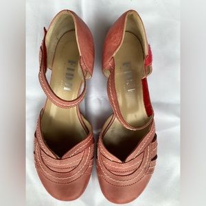 Fidji, size 38, light red, great condition